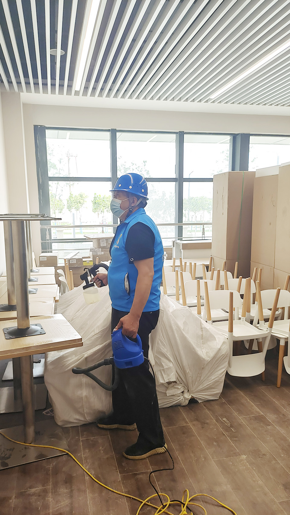 絲路歡樂(lè)世界一層辦公室桌椅噴涂施工 絲路歡樂(lè)世界一層辦公室桌椅噴涂施工